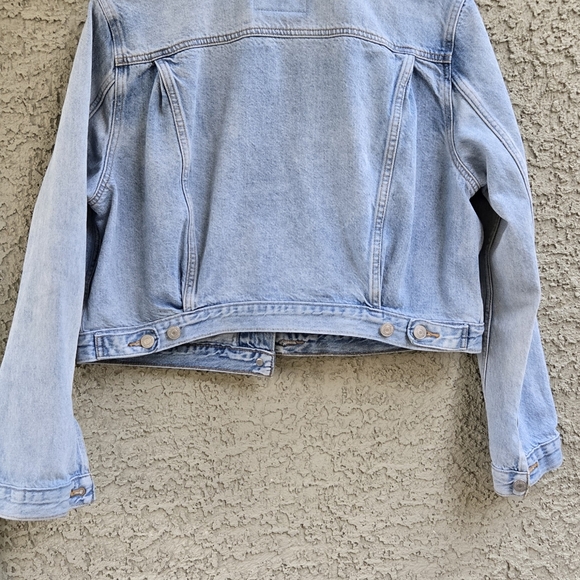 Levi's Light Wash Cropped Denim Jacket - Picture 6 of 8